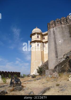 Kumbhalgarh est une forteresse de Mewar sur la chaîne occidentale des collines d'Aravalli, dans le district de Rajsamand près d'Udaipur de l'état de Rajasthan dans l'ouest de l'Inde Banque D'Images