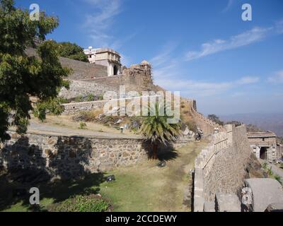 Kumbhalgarh est une forteresse de Mewar sur la chaîne occidentale des collines d'Aravalli, dans le district de Rajsamand près d'Udaipur de l'état de Rajasthan dans l'ouest de l'Inde Banque D'Images