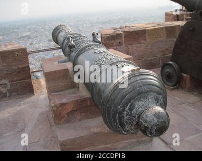 canon de la période médiévale conservé sur le fort de mehrangarh jodhpur Banque D'Images