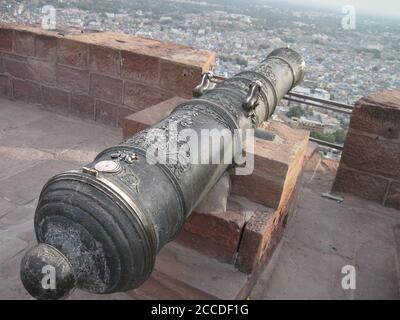 canon de la période médiévale conservé sur le fort de mehrangarh jodhpur Banque D'Images