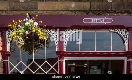 C'est la gare de Settle dans la pittoresque Yorkshire Dales L'une des principales gares de chemin de fer sur le célèbre Settle À la ligne Carlisle Banque D'Images