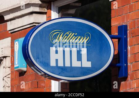 Swansea, pays de Galles, Royaume-Uni, 30 juin 2018 : logo William Hill signe publicitaire à l'extérieur de son magasin de Paris d'affaires de détail à St Helen's Road Banque D'Images