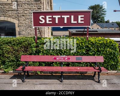 C'est la gare de Settle dans la pittoresque Yorkshire Dales L'une des principales gares de chemin de fer sur le célèbre Settle À la ligne Carlisle Banque D'Images