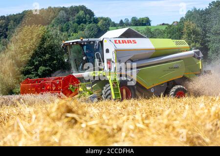 BAVIÈRE / ALLEMAGNE - 20 AOÛT 2020 : la moissonneuse-batteuse Claas Tucano 420 batte le grain dans un champ agricole. Banque D'Images