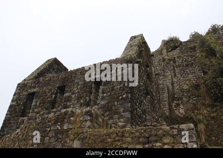 Bâtiments astronomiques construits par les Incans près du sommet de Huayna Picchu dans les Andes au Pérou Banque D'Images