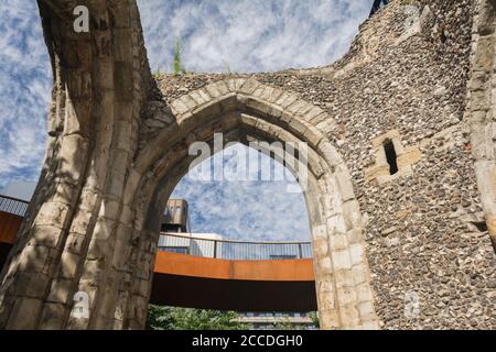 St Alphage Highwalk et les vestiges de la tour de St Elsyng Spital sur London Wall, Barbican, Londres, UK Banque D'Images