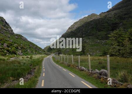 Marcher le Gap de Dunloe dans notre Kerry Randonnée en 2019 Banque D'Images