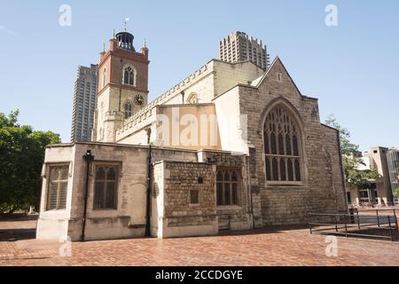 St Giles-without-Cripplegate dans la Cité de Londres, situé sur Fore Street dans le complexe moderne Barbican, Londres, Royaume-Uni Banque D'Images