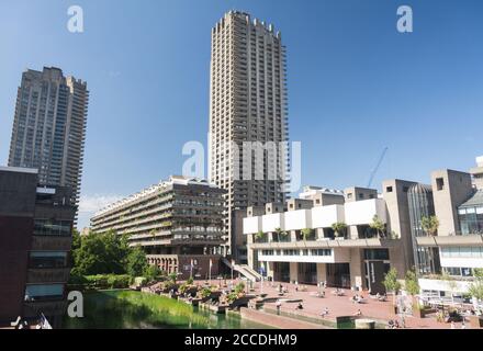 Shakespeare Tower on the Barbican Exhibition Centre and Estate, Silk Street, City of London, EC1, Angleterre, ROYAUME-UNI Banque D'Images