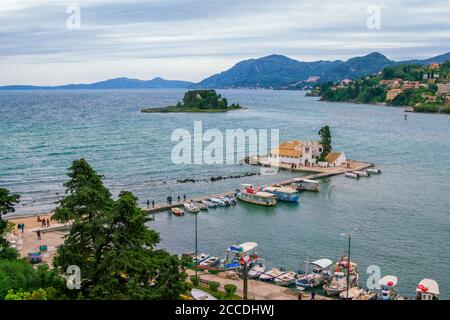 Île de Corfou/Grèce- 4 mai 2019: Vue sur la Monestery de Vlacherna sur une petite île de la péninsule de Kanoni à Kerkyra, bateaux sur la surface bleue de l'eau de mer. Banque D'Images