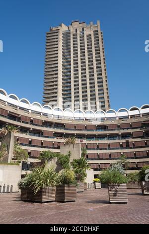 Frobisher Crescent's Sculpture court, The Barbican Exhibition Centre, Silk Street, Londres, EC1, Royaume-Uni Banque D'Images