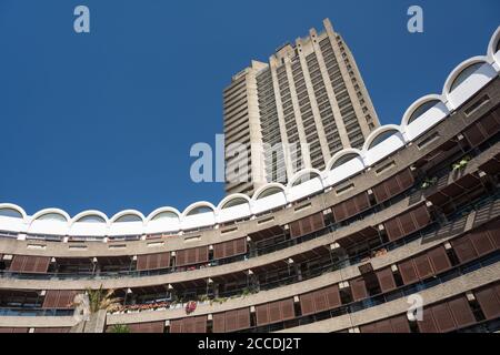 Frobisher Crescent's Sculpture court, The Barbican Exhibition Centre, Silk Street, Londres, EC1, Royaume-Uni Banque D'Images