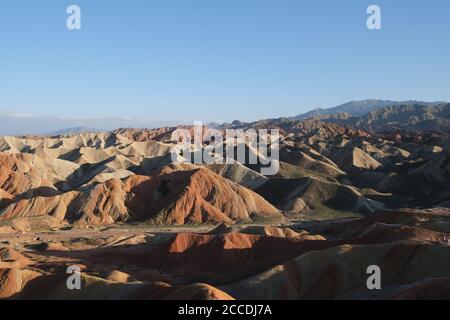Vue en grand angle de la chaîne montagneuse montagneuse Danxia Landform haute en couleur par temps ensoleillé. Grand angle. Banque D'Images
