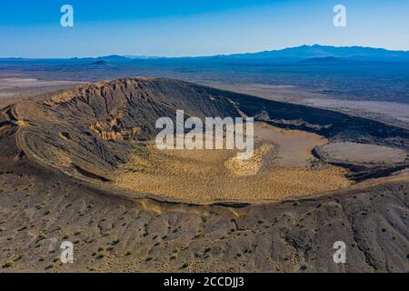 Vue aérienne du cratère volcanique de type maar, de servir Cerro Colorado dans les montagnes de la réserve de biosphère d'El Pinacate et le grand désert d'autel dedans Banque D'Images