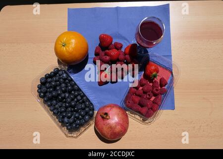 Vie saine - fruits, baies et jus de fruits sur une table en bois Banque D'Images