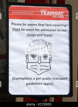 Derbyshire, États-Unis. 20 août 2020. Un avertissement conseillant aux gens de porter des masques sur le tram.les musées ont rouvert au Royaume-Uni avec des masques protecteurs requis à l'intérieur. Avec des masques de visage déjà obligatoires dans les transports en commun, la conduite sur l'un des trams d'époque nécessitait des revêtements de visage à la fois par les passagers et les chauffeurs au Musée national du tramway du village de Crich Tramway. Crédit : SOPA Images Limited/Alamy Live News Banque D'Images