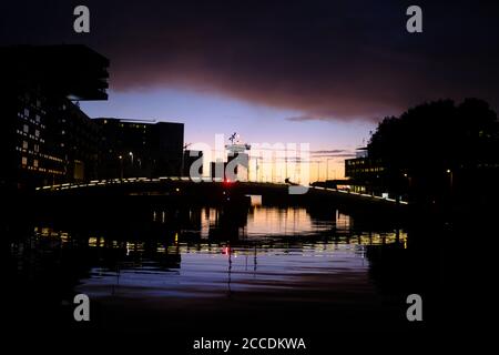 Belle lumière du matin dans le centre d'Amsterdam avec le Horizon de Westerdock et de la tour Adam Banque D'Images