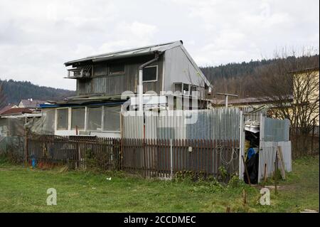 Des matériaux bon marché et des matériaux peu coûteux. Bâtiment rustique en fer ondulé. Authentique hovel dans le ghetto et le taudis pauvres Banque D'Images