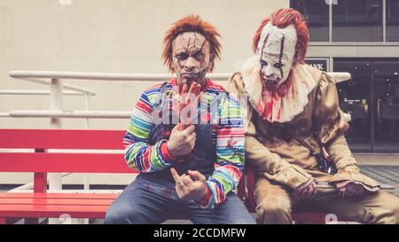 Zombies clowns (Pennywise from 'IT') à l'occasion de la Journée mondiale de la zombie, les participants sont des zombies déguisés et se font marcher à travers Londres, Angleterre, Royaume-Uni Banque D'Images