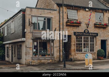 Stow-on-the-Wold, Royaume-Uni - 10 juillet 2020 : rangée de magasins indépendants dans une rue de Stow-on-the-Wold, une ville marchande de Cotswolds, Royaume-Uni, construit sur la fosse romaine W Banque D'Images