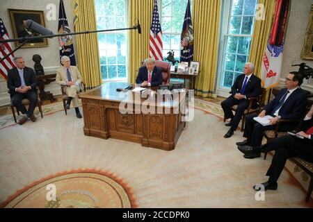 -Washington, District de Columbia - 20200720 le président Donald J. Trump s'adresse aux médias lors d'une rencontre avec le chef de la majorité au Sénat américain Mitch McConnell (républicain du Kentucky) et le chef de la minorité à la Chambre des représentants américaine Kevin McCarthy (républicain de Californie) dans le bureau ovale de la Maison Blanche. -PHOTO: Kevin McCarthy, Mitch McConnell, Président Donald Trump -PHOTO par: Oliver Contreras/CNP/startraksphoto.com -071920 Trump-Meeting-Pool 002 c'est une image éditoriale de droits gérés. Veuillez communiquer avec Startraks photo pour obtenir des renseignements sur les droits et les droits de licence à sales@startraksphoto.com ou composez le +1 212 414 Banque D'Images