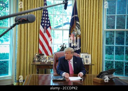 -Washington, District de Columbia - 20200720 le président Donald J. Trump s'adresse aux médias lors d'une rencontre avec le chef de la majorité au Sénat américain Mitch McConnell (républicain du Kentucky) et le chef de la minorité à la Chambre des représentants américaine Kevin McCarthy (républicain de Californie) dans le bureau ovale de la Maison Blanche. -PHOTO: Président Donald Trump -PHOTO par: Oliver Contreras/CNP/startraksphoto.com -071920 Trump-Meeting-Pool 014 c'est une image éditoriale de droits gérés. Veuillez contacter Startraks photo pour obtenir des informations sur les droits et les droits de licence à sales@startraksphoto.com ou appelez le +1 212 414 9464 cette image peut ne pas être publique Banque D'Images