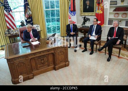 -Washington, District de Columbia - 20200720 le président Donald J. Trump s'adresse aux médias lors d'une rencontre avec le chef de la majorité au Sénat américain Mitch McConnell (républicain du Kentucky) et le chef de la minorité à la Chambre des représentants américaine Kevin McCarthy (républicain de Californie) dans le bureau ovale de la Maison Blanche. -PHOTO: Président Donald Trump, Mike Pence, Steven T. Mnuchin, Mark Meadows -PHOTO par: Oliver Contreras/CNP/startraksphoto.com -071920 Trump-Meeting-Pool 016 Ceci est une image éditoriale de droits gérés. Veuillez communiquer avec Startraks photo pour obtenir des renseignements sur les droits et les droits de licence à sales@startraksphoto.com ou à cal Banque D'Images