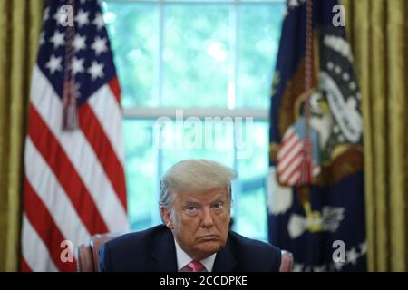 -Washington, District de Columbia - 20200720 le président Donald J. Trump s'adresse aux médias lors d'une rencontre avec le chef de la majorité au Sénat américain Mitch McConnell (républicain du Kentucky) et le chef de la minorité à la Chambre des représentants américaine Kevin McCarthy (républicain de Californie) dans le bureau ovale de la Maison Blanche. -PHOTO: Président Donald Trump -PHOTO par: Oliver Contreras/CNP/startraksphoto.com -071920 Trump-Meeting-Pool 007 c'est une image éditoriale de droits gérés. Veuillez contacter Startraks photo pour obtenir des informations sur les droits et les droits de licence à sales@startraksphoto.com ou appelez le +1 212 414 9464 cette image peut ne pas être publique Banque D'Images