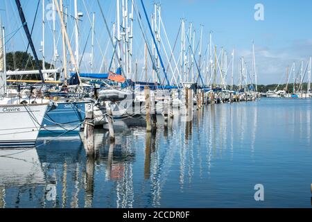 Yachts et bateaux amarrés à Birdham Pool Marina près de Chichester, West Sussex, Royaume-Uni Banque D'Images