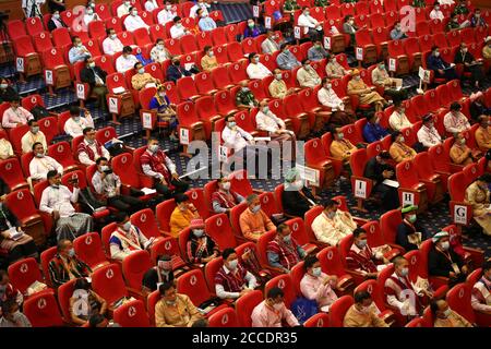 Nay Pyi Taw, Myanmar. 21 août 2020. Les participants sont présents lors de la quatrième session de la Conférence de l'Union pour la paix du 21e siècle Panglong, à Nay Pyi Taw, au Myanmar, le 21 août 2020. La session s'est terminée vendredi par la signature de la troisième partie de l'Accord de l'Union. Credit: Zhang Dongqiang/Xinhua/Alamy Live News Banque D'Images