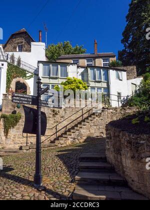 Bas de la banque de sac d'eau rue pavée de Waterside dedans Knaresborough North Yorkshire, Angleterre Banque D'Images