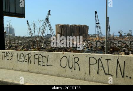 Beyrouth, Liban. 21 août 2020. "Ils ne sentent jamais notre douleur" est écrit sur un mur à l'emplacement de l'explosion massive du port de Beyrouth du 04 août. Plus de deux semaines après l'explosion qui a secoué la capitale libanaise, certains résidents ont commencé à rentrer chez eux pour se nettoyer, réparer et essayer de retourner à leur vie normale. Credit: Marwan Naamani/dpa/Alamy Live News Banque D'Images