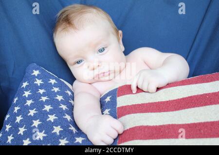 Un bébé américain fier avec des couleurs naturelles assorties des États-Unis d'Amérique: Rouge, blanc, et bleu. Banque D'Images