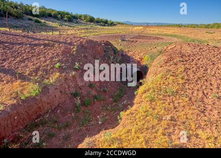 Le réservoir de bétail du barrage dans la forêt nationale de Prescott, en Arizona, à l'est de la vallée de Chino, est maintenant sec du manque de pluie et de la chaleur de l'été. Banque D'Images