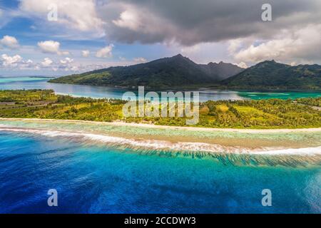 Voyage de luxe en Polynésie française aérienne destination lune de miel. Vacances à la plage sur l'île motu de Huahine, Tahiti, aventure en Océanie. Vue de dessus de Banque D'Images