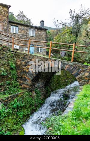 Magnifique vieux village avec maisons schistes, appelé Piodao à Serra da Estrela, Portugal Banque D'Images