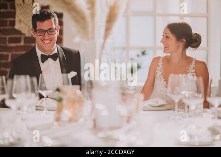 Jeunes mariés, heureux, amoureux Banque D'Images