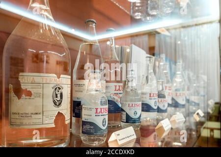 Luso, Portugal - 14 décembre 2019 : exposition de bouteilles aux eaux thermales et minérales, appelée Luso Banque D'Images