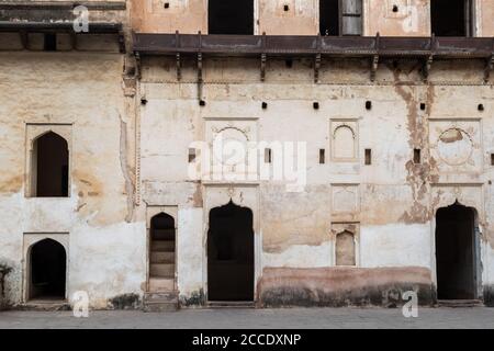 Orcha, Madhya Pradesh, Inde - Mars 2019: Le beau détail des niches et des portes voûtées ornementales à l'intérieur du palais Raja Mahal dans l'Orcha F. Banque D'Images