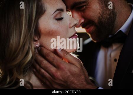 couple vêtu, tendresse, baiser, gros plan Banque D'Images