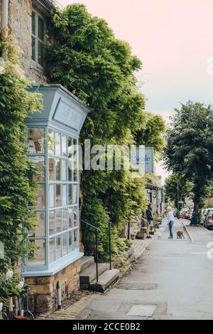 Stow-on-the-Wold, Royaume-Uni - 10 juillet 2020 : vue sur une rue principale de Stow-on-the-Wold, certains résidents locaux en arrière-plan. Rangez une ville marchande à Cotswol Banque D'Images