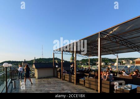 Lviv (Lwiw, Lemberg), restaurant sur le toit Partyfon, vue sur le centre-ville de Lviv Oblast, Ukraine Banque D'Images