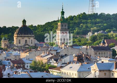 Lviv (Lwiw, Lemberg), centre-ville, église dominicaine, église de la Dormition ou de l'Assomption (église orthodoxe ukrainienne), haute colline du château (fltr) à Lviv Obas Banque D'Images