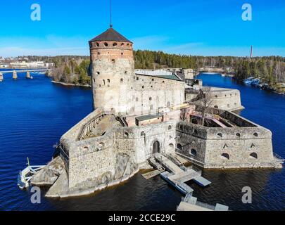 Belle vue aérienne d'Olavinlinna, ancienne forteresse d'Olofsborg, le château médiéval de trois tours du XVe siècle situé dans la ville de Savonlinna sur un soleil Banque D'Images