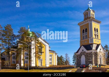 Belle vue sur l'ancienne église luthérienne avec clocher à kerimaki, dans le sud de la province de Savo, le jour de printemps ensoleillé. La plus grande cathédrale en bois Banque D'Images