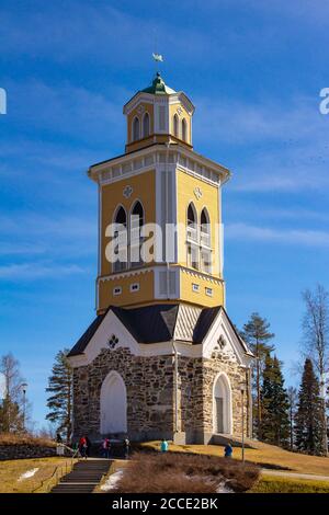 Belle vue sur l'ancienne église luthérienne avec clocher à kerimaki, dans le sud de la province de Savo, le jour de printemps ensoleillé. La plus grande cathédrale en bois Banque D'Images