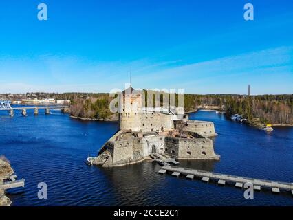 Belle vue aérienne d'Olavinlinna, ancienne forteresse d'Olofsborg, le château médiéval de trois tours du XVe siècle situé dans la ville de Savonlinna sur un soleil Banque D'Images