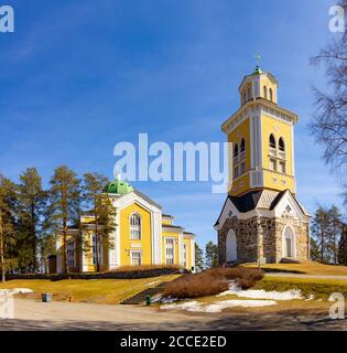 Belle vue sur l'ancienne église luthérienne avec clocher à kerimaki, dans le sud de la province de Savo, le jour de printemps ensoleillé. La plus grande cathédrale en bois Banque D'Images