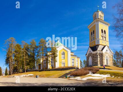 Belle vue sur l'ancienne église luthérienne avec clocher à kerimaki, dans le sud de la province de Savo, le jour de printemps ensoleillé. La plus grande cathédrale en bois Banque D'Images