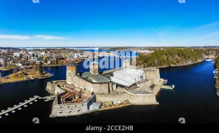 Belle vue aérienne d'Olavinlinna, ancienne forteresse d'Olofsborg, le château médiéval de trois tours du XVe siècle situé dans la ville de Savonlinna sur un soleil Banque D'Images